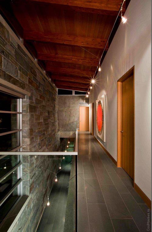 Pender Harbour House на берегу лесного озера