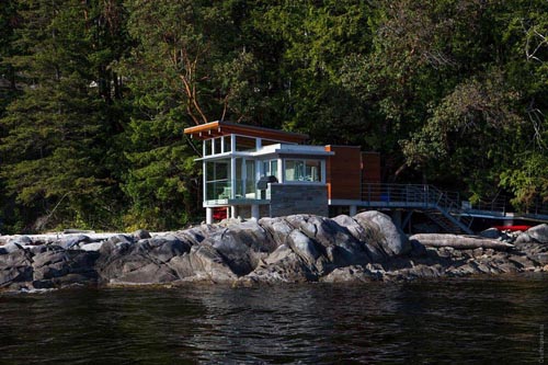 Pender Harbour House на берегу лесного озера