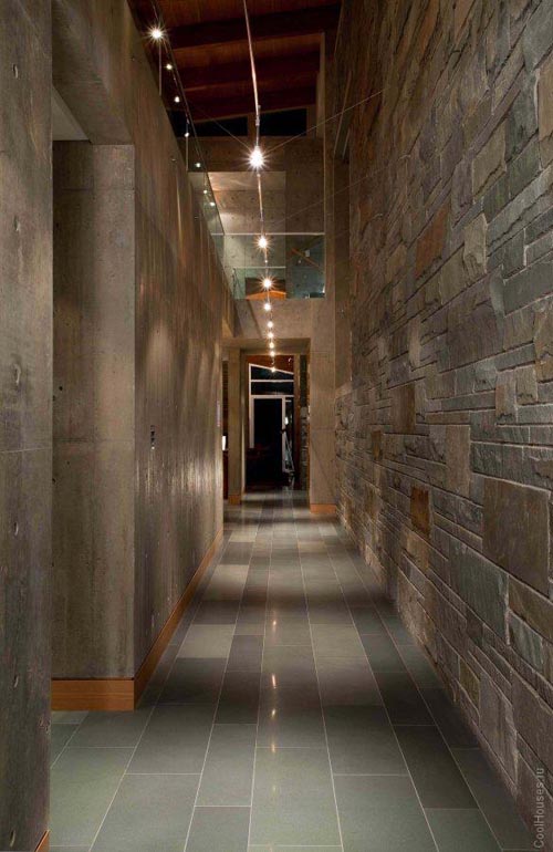 Pender Harbour House на берегу лесного озера