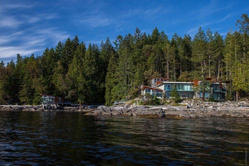 Pender Harbour House на берегу лесного озера