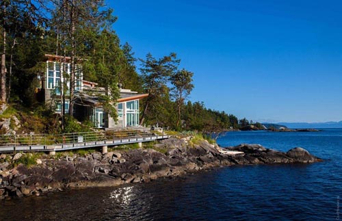 Pender Harbour House на берегу лесного озера