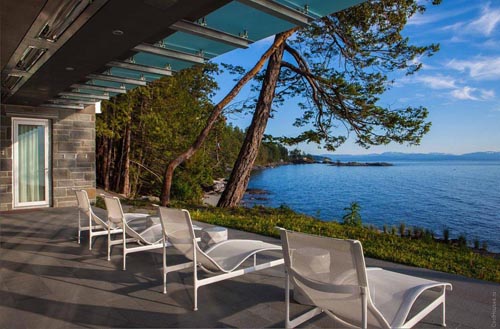 Pender Harbour House на берегу лесного озера