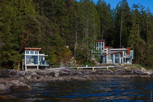 Pender Harbour House на берегу лесного озера