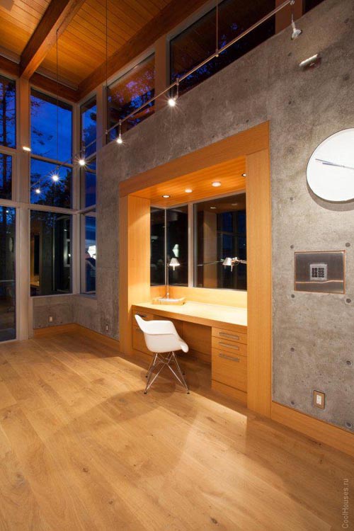 Pender Harbour House на берегу лесного озера