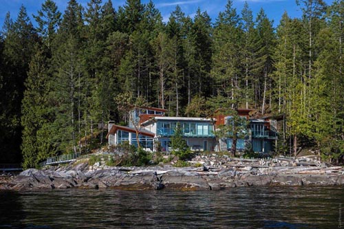 Pender Harbour House на берегу лесного озера