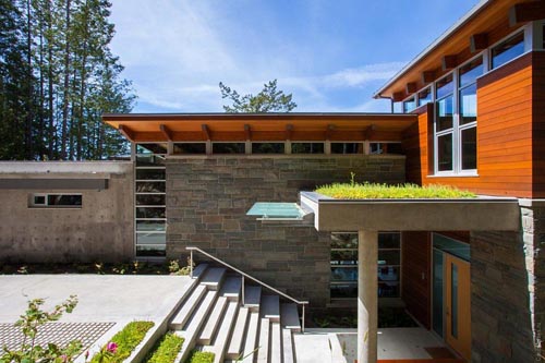 Pender Harbour House на берегу лесного озера