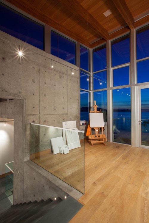 Pender Harbour House на берегу лесного озера