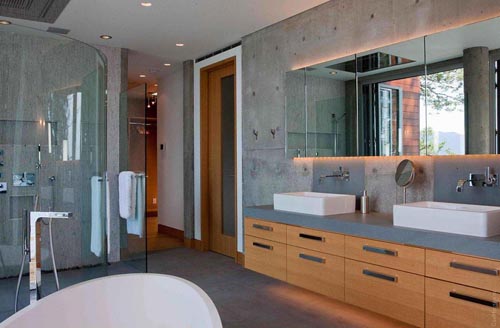 Pender Harbour House на берегу лесного озера