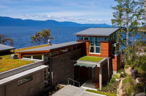 Pender Harbour House на берегу лесного озера