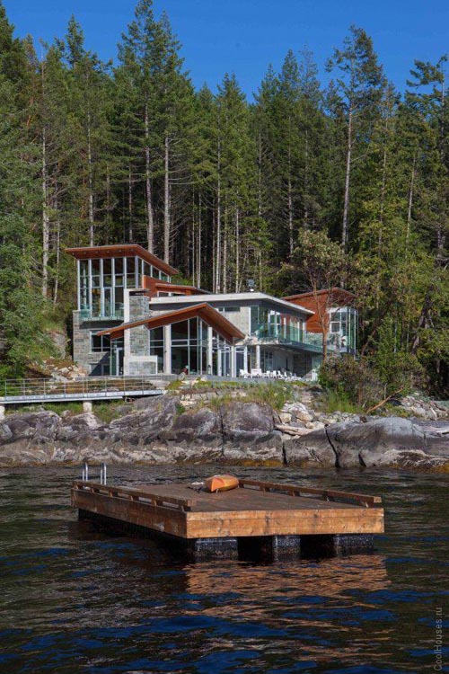 Pender Harbour House на берегу лесного озера