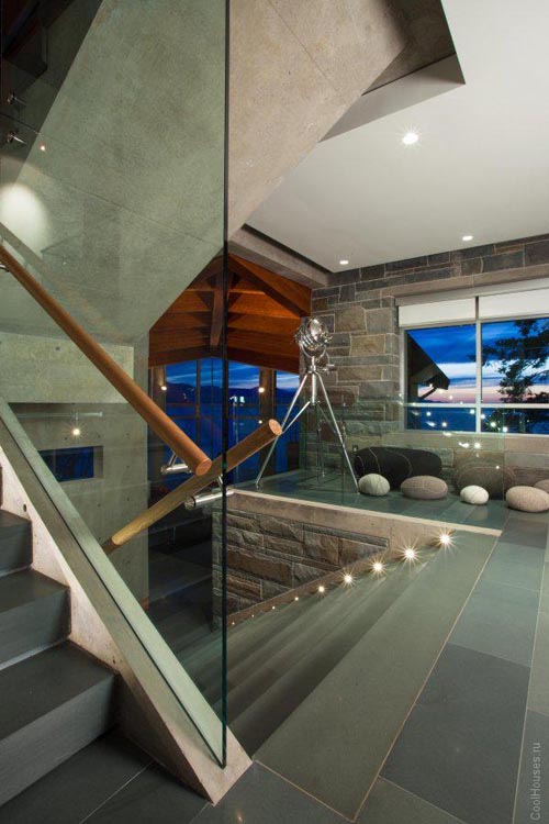 Pender Harbour House на берегу лесного озера