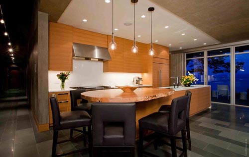 Pender Harbour House на берегу лесного озера