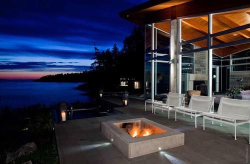 Pender Harbour House на берегу лесного озера